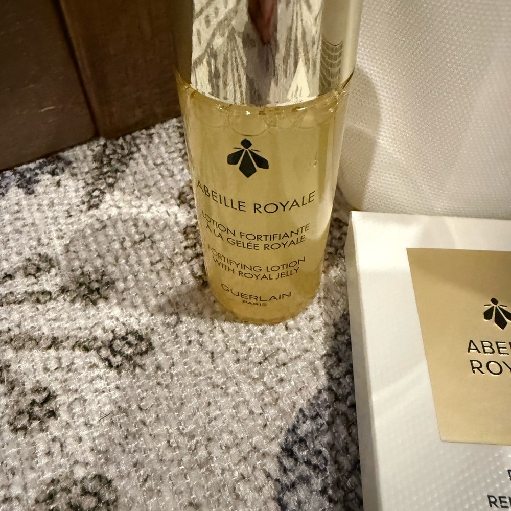 Guerlain Abeille Royale Skincare Set with White bee logo Bag - Picture 4 of 6